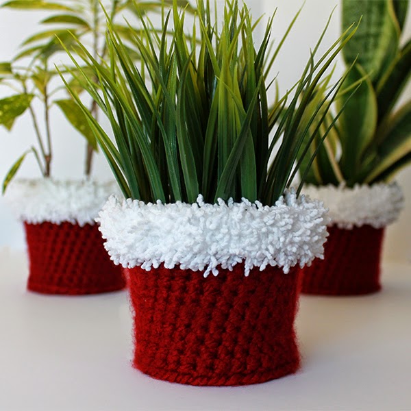 Crochet Holiday Planter Cover Pattern -- great gift! | The Inspired Wren