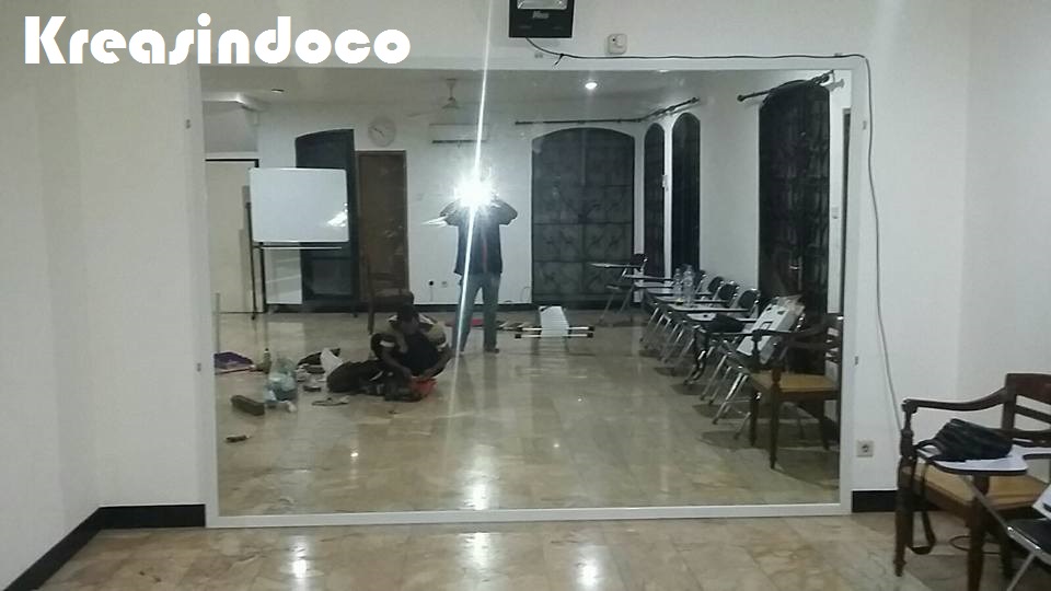 Pemasangan Kusen Aluminium , Pintu Aluminium dan Kaca Cermin Untuk Studio Kursus Akting di Bangka Raya Jakarta Selatan