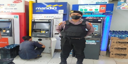 Kawal Pengisian Mesin ATM Anggota Sat Samapta Polres Serang , Bersenjata Lengkap