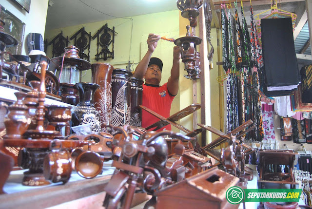 jual kerajinan di makam sunan muria kudus