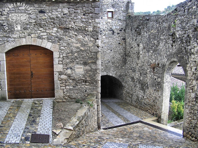 VIVIERS (07) - La ville médiévale : Rue de Châteauvieux