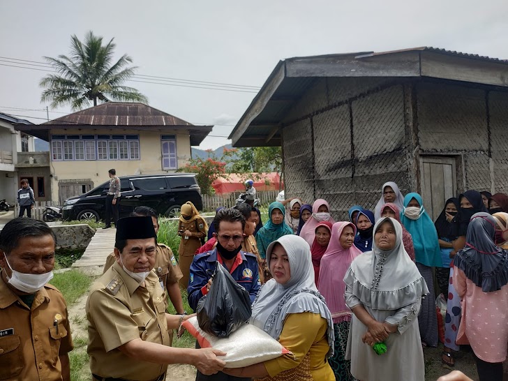 Serahkan Bantuan Pangan, Wali Kota AJB Tegaskan Kembali Penerapan Protokol Kesehatan 