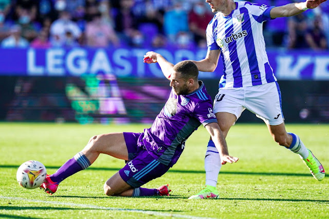 Weissman se anticipa a Javi Hernández para marcar el segundo gol. C. D. LEGANÉS 0 REAL VALLADOLID C. F. 2. 17/10/2021. Campeonato de Liga de 2ª División, jornada 10. Leganés, Madrid, estadio Municipal de Butarque.