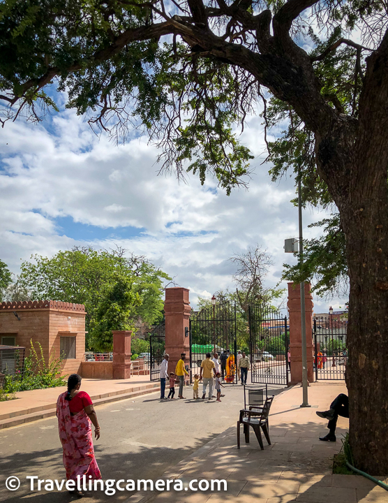 Apart from the garden, there are other things as well to see in Mandore. There is a Ravan Temple. Yes, you read it right. Mandore is thought to be the birthplace of Mandodari, the wife of Ravan. So many of the local Brahmins worship Ravan as their Son-in-law. The Mugdal and Dave Brahmins consider themselves the descendants of Ravan. So on Dussehra, symbolic last rites are performed for Ravan and every year a shraadh too is performed.