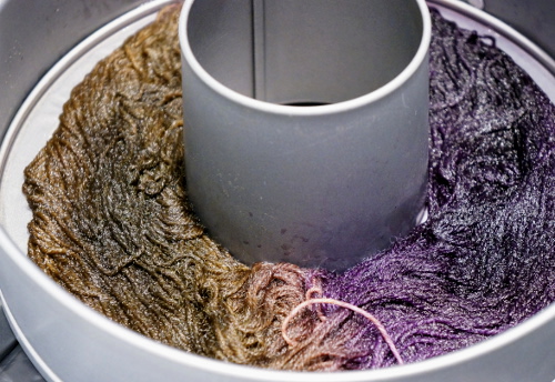 Dyeing yarn in cake tin