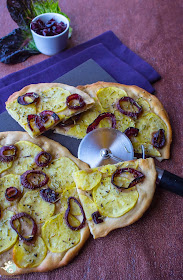 Pizza mit Kartoffeln und Rotweinzwiebeln