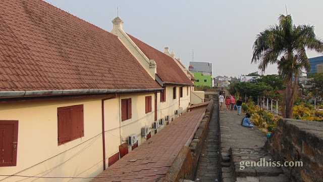 Lorong dan jalan di sekitar benteng