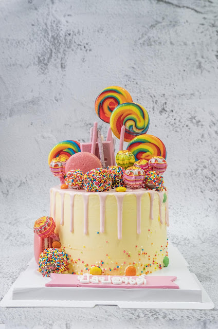 bolo decorado com doces