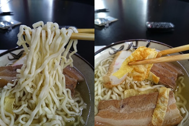 沖縄そばの麺と玉子焼きの写真