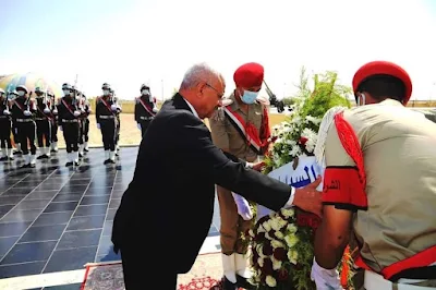 محافظ السويس وقائد الجيش الثالث الميداني ومدير الأمن يضعون أكاليل الزهور على النصب التذكري للجندي المجهول
