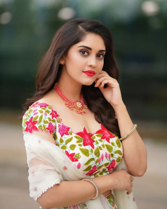 heroine surbhi puranik photos