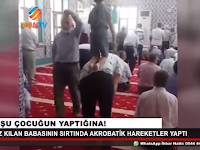 Aksi Akrobatik Seorang Anak di Punggung Ayahnya di Sebuah Masjid