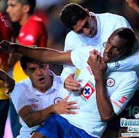 Perea celebra su gol con el Cruz Azul