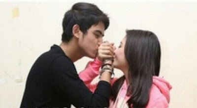 Prilly dan Aliando Saling Mencium Tangan