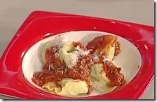 Ravioloni con spinaci e giuncata su salsa rossa di funghi