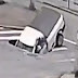 Vídeo: Confira momento impressionante em que asfalto cede e cratera 'engole' caminhonete; veja
