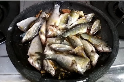 membersihkan ikan sungai menggunakan pisau kecil untuk membelah perut ikan dan.membuang kotoran sampai bersih lalu di cuci kemudian di kasih air jeruk nipis untuk menghilangkan bau amis ikan