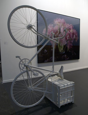 Bicicleta pintada de blanco sobre caja de fruta