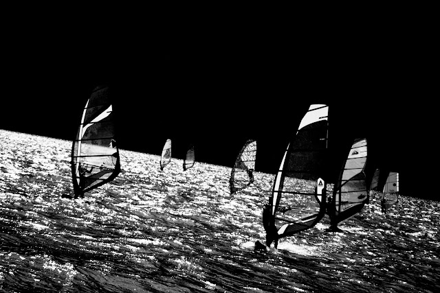 Wind-surfing, Jezioro Garda, Włochy Czarno-biała fotografia krajobrazu. fot. Łukasz Cyrus