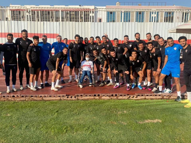 لاعبو الزمالك يلتقطون صورًا تذكارية مع أحد أصحاب الهمم