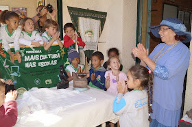 Os alunos da Escola Municipal da Glória Gonçalvez vivenciam atividades características o início do século passado