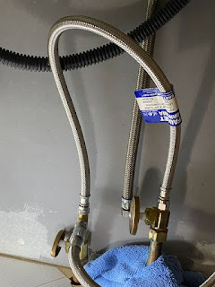 Loop of hose between hot and cold water pipes