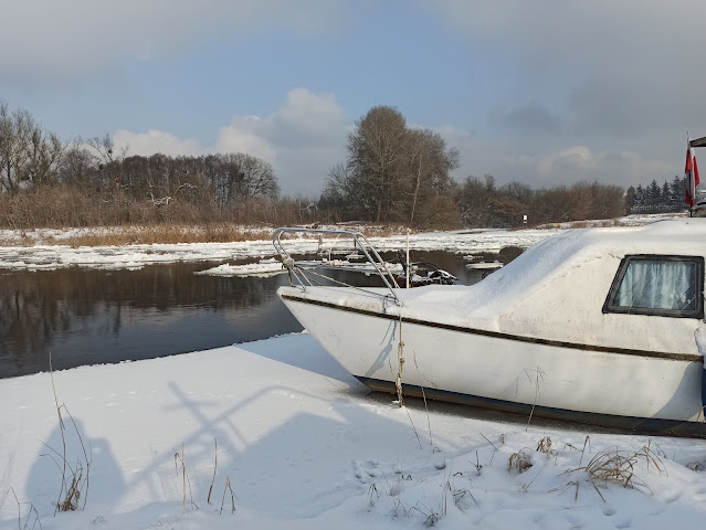 Potwierdzamy, że u nas nie ma obowiązku wyjmowania łódek z rzeki na sezon zimowy.