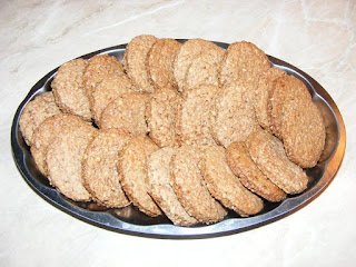 biscuiti, biscuite, biscuiti cu tarate de ovaz, biscuiri de casa, dulciuri, biscuiti cu scortisoara, biscuiti digestivi, biscuiti cu unt, deserturi, biscuiti cu cereale, biscuiti cu ovaz, biscuiti crocanti, retete cofetarie, retete patiserie, prajituri, biscuiti fragezi, biscuiti cu lapte, aluat de biscuiti, cum facem biscuiti de casa, 