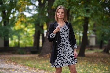 Sukienka w czarno-biały print. Outfit na pierwszy dzień jesieni. | Autumn styling - Czytaj więcej »