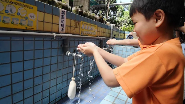 ▲彰化縣衛生局今天在彰化市國聖國小辦理「戰勝腸病毒，一起溼搓沖捧擦」記者會，宣導「正確洗手5步驟：溼、搓、沖、捧、擦」，透過時時刻刻勤洗手，守護自己也守護他人的健康。（記者林明佑翻攝）