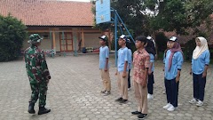Babinsa Latih Tata Upacara Bendera di SMP Negeri 3 Pekuncen