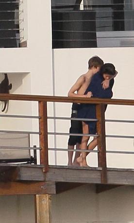 justin bieber and selena gomez kissing