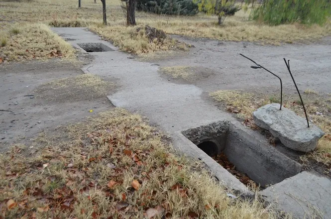 Delincuentes se robaron una decena de rejillas en el Parque Norte