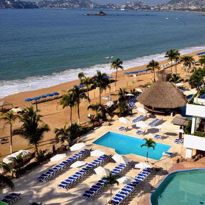 imagen del hotel Crowne Plaza en Acapulco con zona de descanso