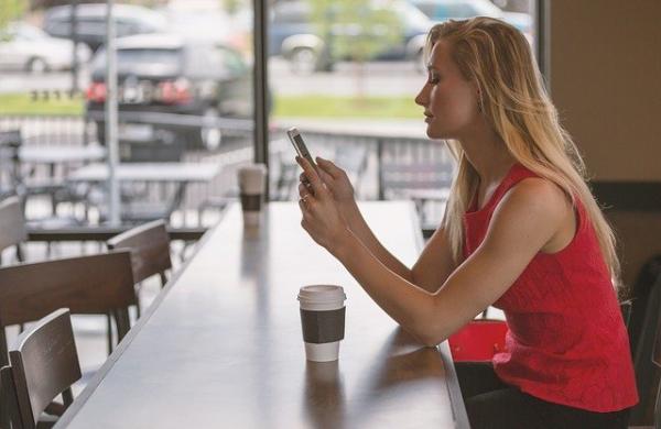 ¿Como vender mas en mi Restaurante? Imagen que muestra a un cliente sonriendo mientras espera en un restaurante