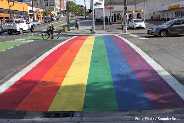 Paso de peatones con el arcoiris gay en Estados Unidos