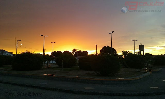 Pôr do sol deixa céu com cores lindas em Macajuba