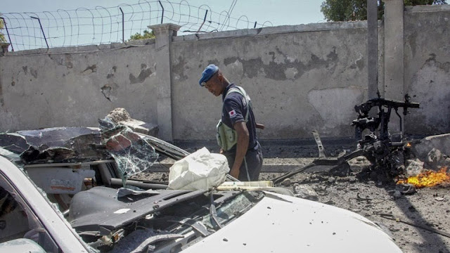 Τουλάχιστον εννιά άνθρωποι έχασαν τη ζωή τους, ανάμεσά τους τοπικοί αξιωματούχοι, και άλλοι δέκα τραυματίστηκαν σε δύο επιθέσεις βομβιστών-καμικάζι στην κεντρική Σομαλία χθες Δευτέρα, την ευθύνη για τις οποίες ανέλαβε η Σεμπάμπ, την ημέρα που οι Αρχές ανακοίνωσαν ότι σκοτώθηκε κορυφαίο στελεχος της τζιχαντιστικής οργάνωσης.