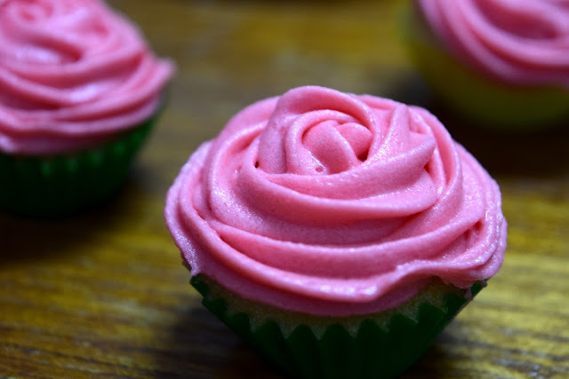 cupcake, butter frosting, buttercream frosting, vanilla cupcake 