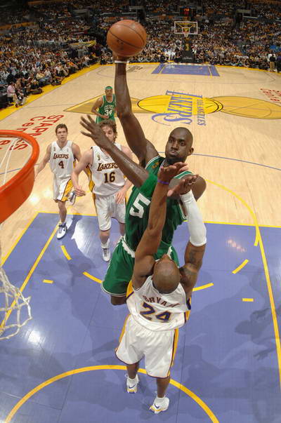 kevin garnett imagenes. kevin garnett shoes lakers.