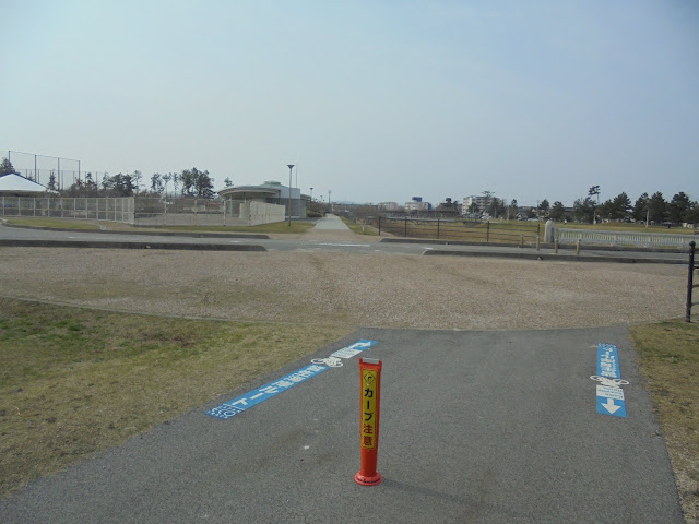 弓ヶ浜公園の向こうには鳥取県立武道館
