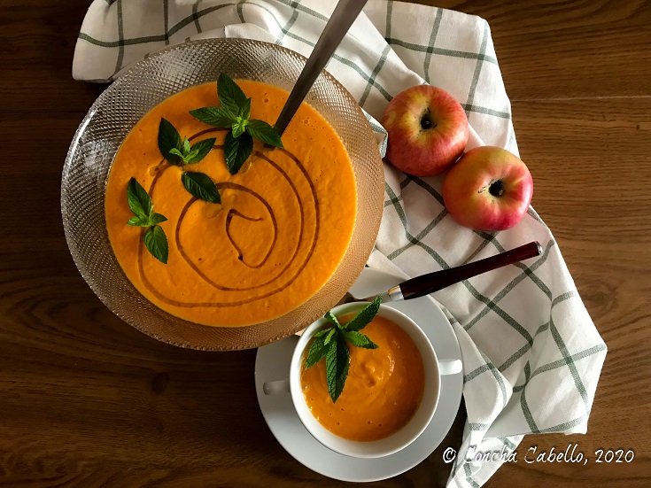 salmorejo-manzana-mesa