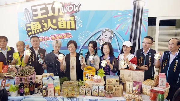 ▲今年剛好是王功漁火節20週年，彰化縣政府特別為大家準備特製版的20週年紀念品，如蚵寶造型提燈、特製20年版的啤酒（無酒精飲品）。（記者林明佑攝）