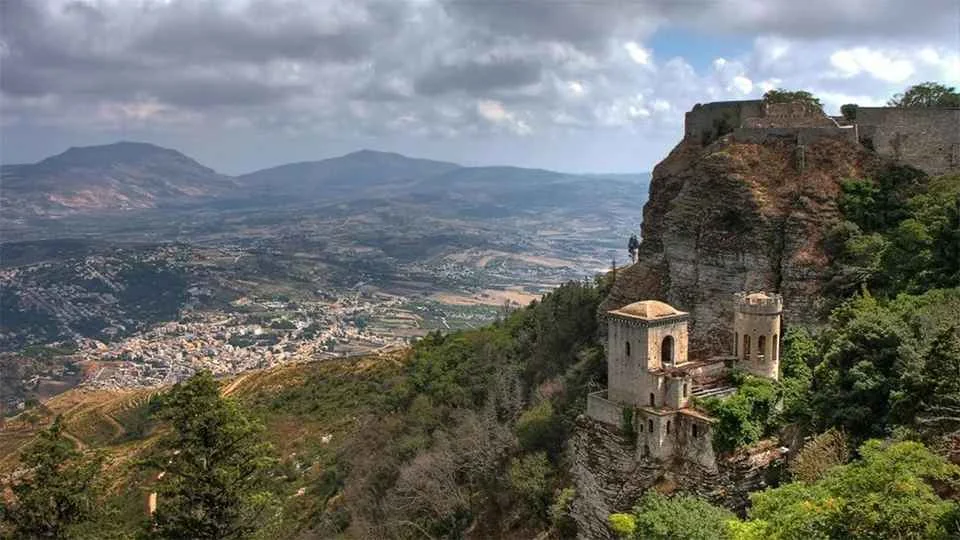 Панорамный вид на остров Сицилия со склона горной гряды