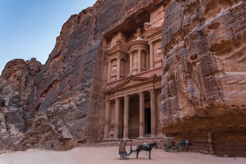 Imagen: Los imponentes hemispeos de Petra.