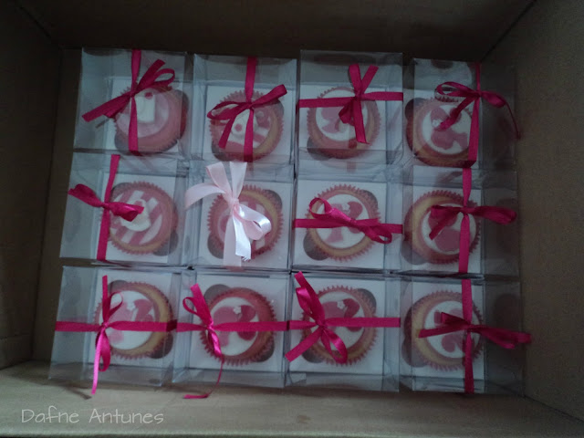 Cupcakes da Barbie em caixa de acetato com fita