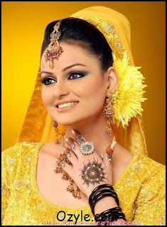 famous Pakistani actress in mehndi dress