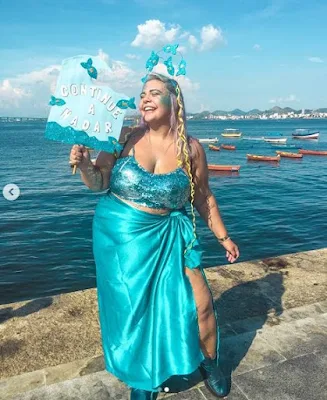 Para montar um look de carnaval  e arrasar basta seguir as tendências do verão, pois assim como as tendências para a estação mais quente do ano, os looks carnavalescos também terão muito brilho, roupa metalizada, animal print muita cor vibrante e, lógico, muita pele a mostra. Bem, resumindo, o conforto, o brilho e o frescor é tudo que não vai faltar.