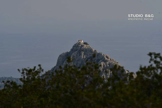 Εκκλησάκι σε κορυφή βουνού