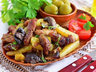 Cartofi prăjiți cu carne într-o tavă cu adaos de ciuperci